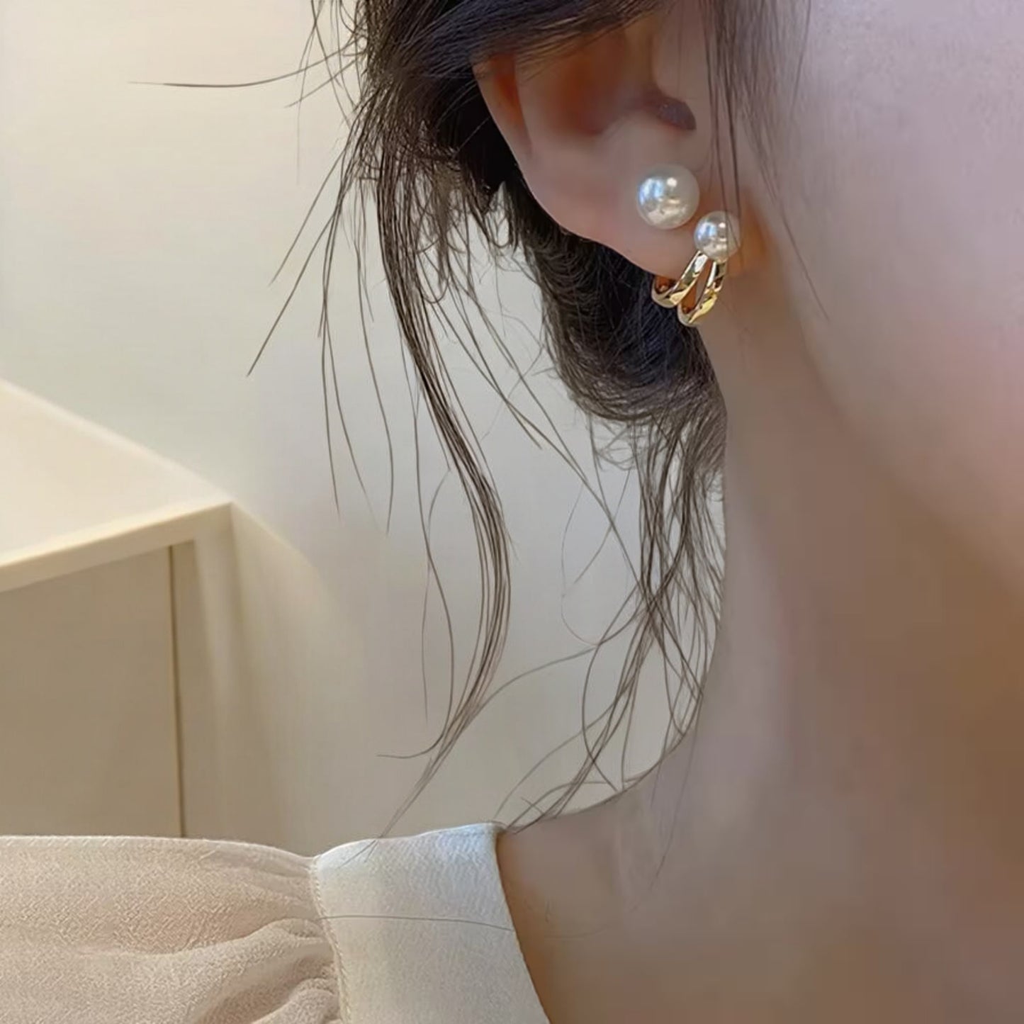Timeless Luxury Pearl Studs_Elevate your style with these Timeless Luxury Pearl Studs. These exquisite earrings blend modern charm with a touch of classic elegance, making them the perfect accessory for any occasion. Whether you're attending a Christmas party or simply adding a touch of sophistication to your everyday outfit, these earrings will enhance your natural beauty.
Features Elegant Design: Retro-inspired with a light luxury feel, perfect for any fashion woman. _Lifeluxe jewelry trending