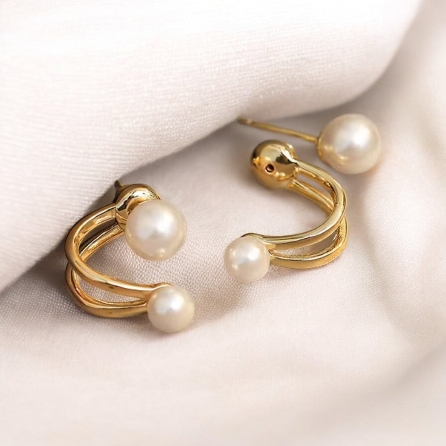 Timeless Luxury Pearl Studs_Elevate your style with these Timeless Luxury Pearl Studs. These exquisite earrings blend modern charm with a touch of classic elegance, making them the perfect accessory for any occasion. Whether you're attending a Christmas party or simply adding a touch of sophistication to your everyday outfit, these earrings will enhance your natural beauty.
Features Elegant Design: Retro-inspired with a light luxury feel, perfect for any fashion woman. _Lifeluxe jewelry trending
